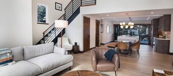 Bring your dog!  Immaculate 3bed/2.5ba Homestead private home abuts open space.