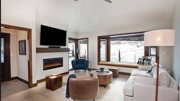 Televisie, een open haard, videospelletjes en boeken