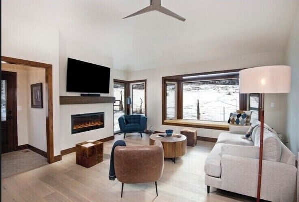 TV, fireplace, video games, books - Bring your dog! Immaculate 3bed/2.5ba Homestead private home abuts open space. (Edwards)