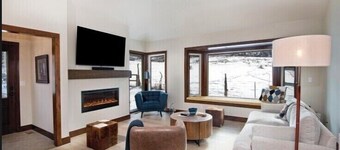 Bring your dog!  Immaculate 3bed/2.5ba Homestead private home abuts open space.