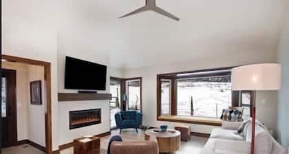 Bring your dog! Immaculate 3bed/2.5ba Homestead private home abuts open space.