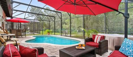 Una piscina al aire libre, una piscina climatizada