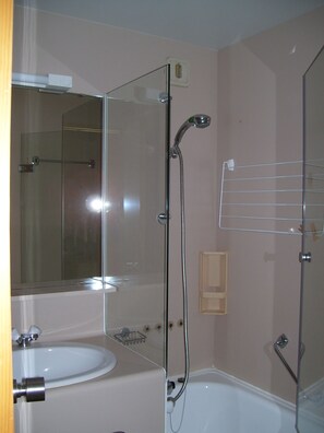 Ensemble douche/baignoire, sèche-cheveux, savon, shampoing