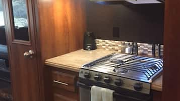 Refrigerador, microondas, horno y parrilla de estufa