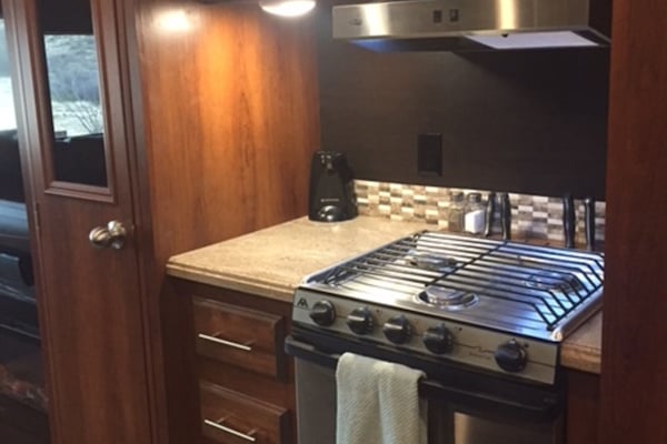 Een koelkast, een magnetron, een oven, een kookplaat