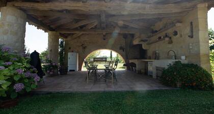 Cottage between Bordeaux and St Emilion with Magnificent Park, surrounded by Vines