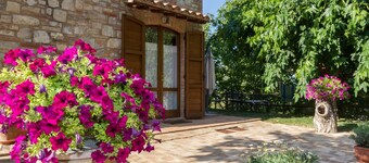 10 minutes walk from Todi center, with pool