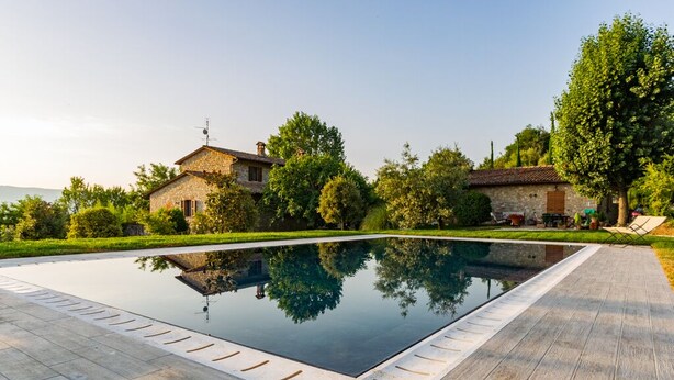 A swimming pool with a stone house and lush greenery in the background. - 10 minutes walk from Todi center, with pool (Todi)