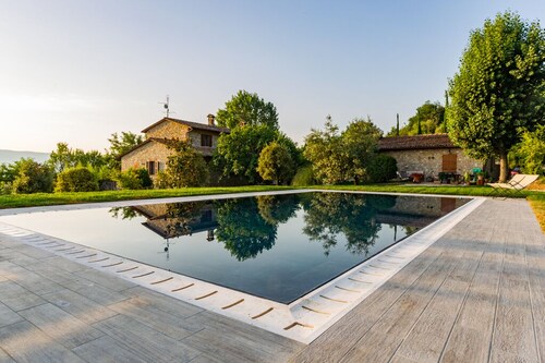 10 minutes walk from Todi center, with pool