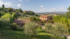 A rural landscape with traditional stone buildings, lush greenery, and rolling hills in the background. - 10 minutes walk from Todi center, with pool (Todi)