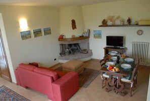 Smart TV, fireplace - 10 minutes walk from Todi center, with pool (Todi)