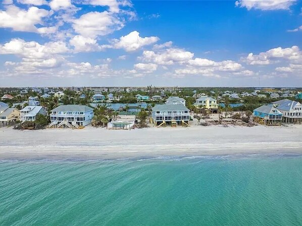 Sulla spiaggia, lettini da mare, teli da spiaggia