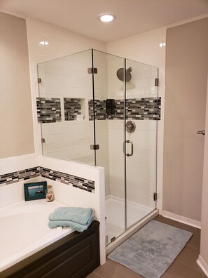 Een douche, een bubbelbad, handdoeken