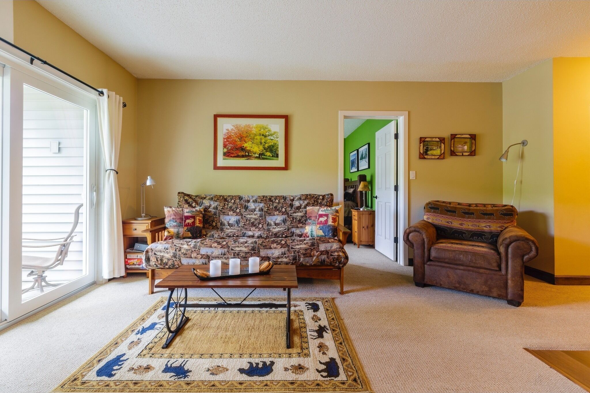 Älytelevisio, takka, videopelejä, DVD-soitin