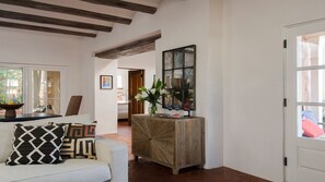 تلفزيون ذكي، مدفأة، كُتُب، ستيريو