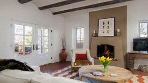 تلفزيون ذكي، مدفأة، كُتُب، ستيريو