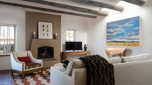 Smart TV, fireplace, books, stereo