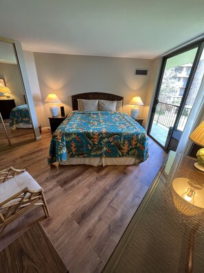 1 habitación, tabla de planchar con plancha y cuna de viaje 