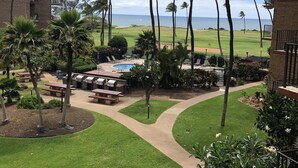 Ett semesterparadis med pool, palmer och utsikt över havet.