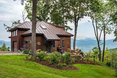 A peaceful luxurious retreat with stunning mountain views & nearby skiing!