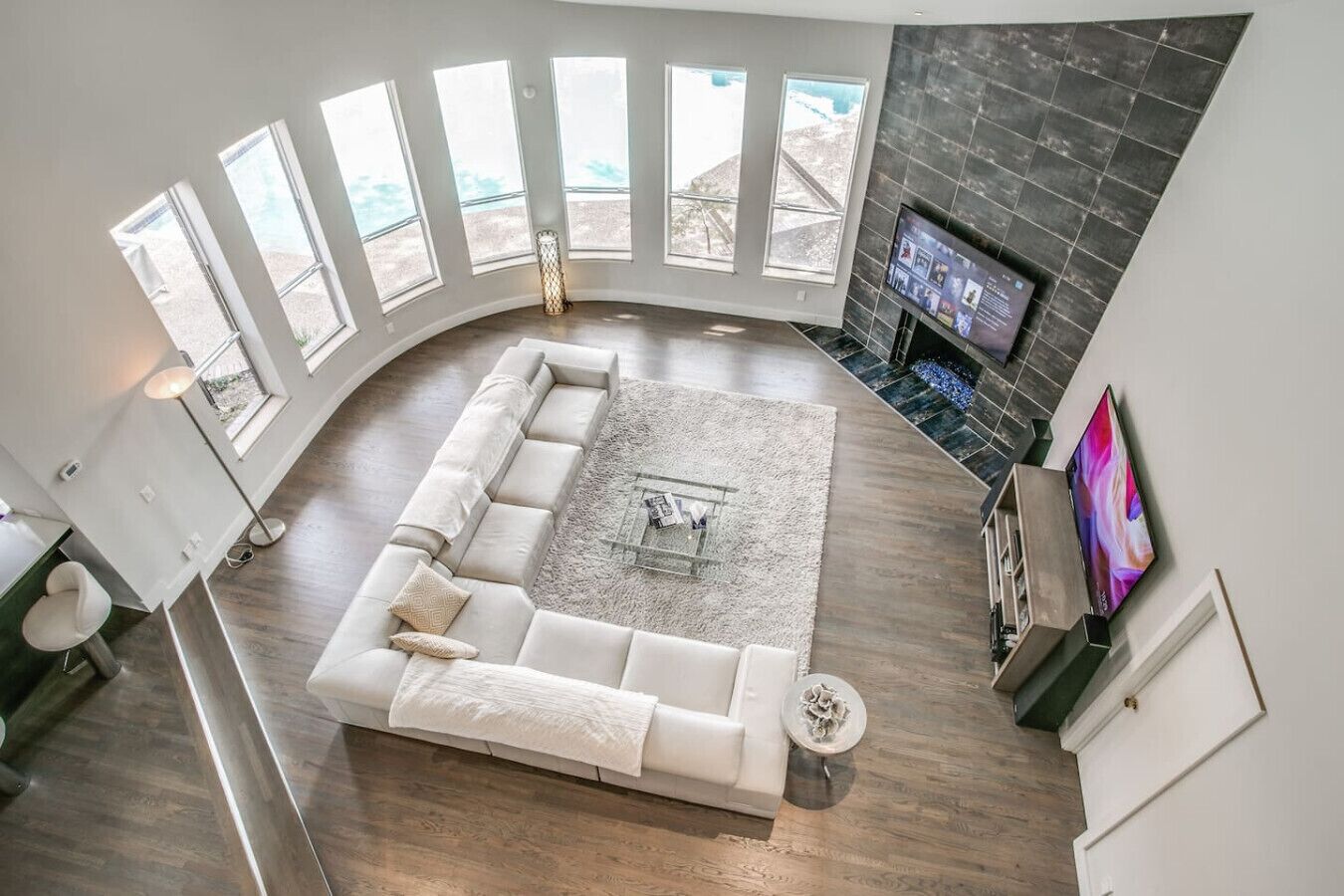 Smart TV, fireplace, video games, table tennis