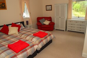 2 soverom, skrivebord, strykejern/-brett og reiseseng for barn