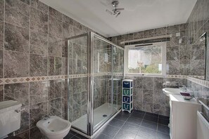 Hair dryer, towels, soap, shampoo - Modern Cottage, superb views, near St Andrews (St Andrews)