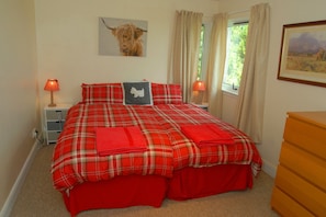 2 Schlafzimmer, Schreibtisch, Bügeleisen/Bügelbrett, Reisekinderbett