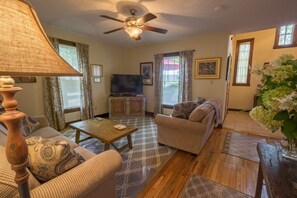 テレビ、書庫、書斎 / ワークスペース