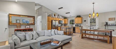 Smart TV, fireplace, books, stereo