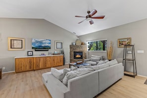 Smart TV, fireplace, books, stereo - Comfy, clean & modern home backing to forest trails & only minutes to downtown! (Flagstaff)