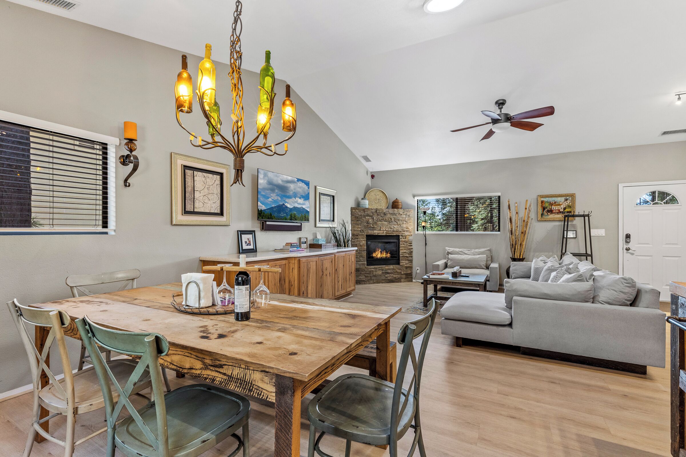 Een smart-tv, een open haard, boeken en een stereo