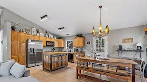Une cuisine moderne avec des meubles en bois, des appareils en acier inoxydable et un îlot central.