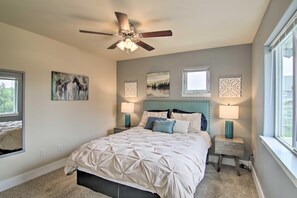 3 habitaciones, escritorio y tabla de planchar con plancha 