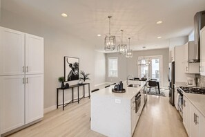 Køleskab, mikrobølgeovn, ovn, kogeplade