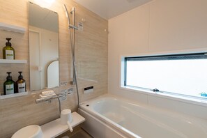 Traditionelt hus - ikke-ryger (Private Vacation Home, Dog Friendly) | Badeværelse | Kombination af bruser/badekar, gratis toiletartikler, hårtørrer