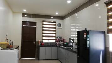 House, 3 Bedrooms | Private kitchenette | Full-sized fridge, microwave, stovetop, electric kettle