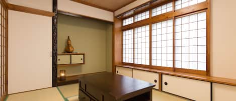 Rumah (Apartment house) | Ruang keluarga | TV layar datar dan Netflix