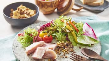 Une assiette remplie de divers légumes, de viande et de légumineuses.