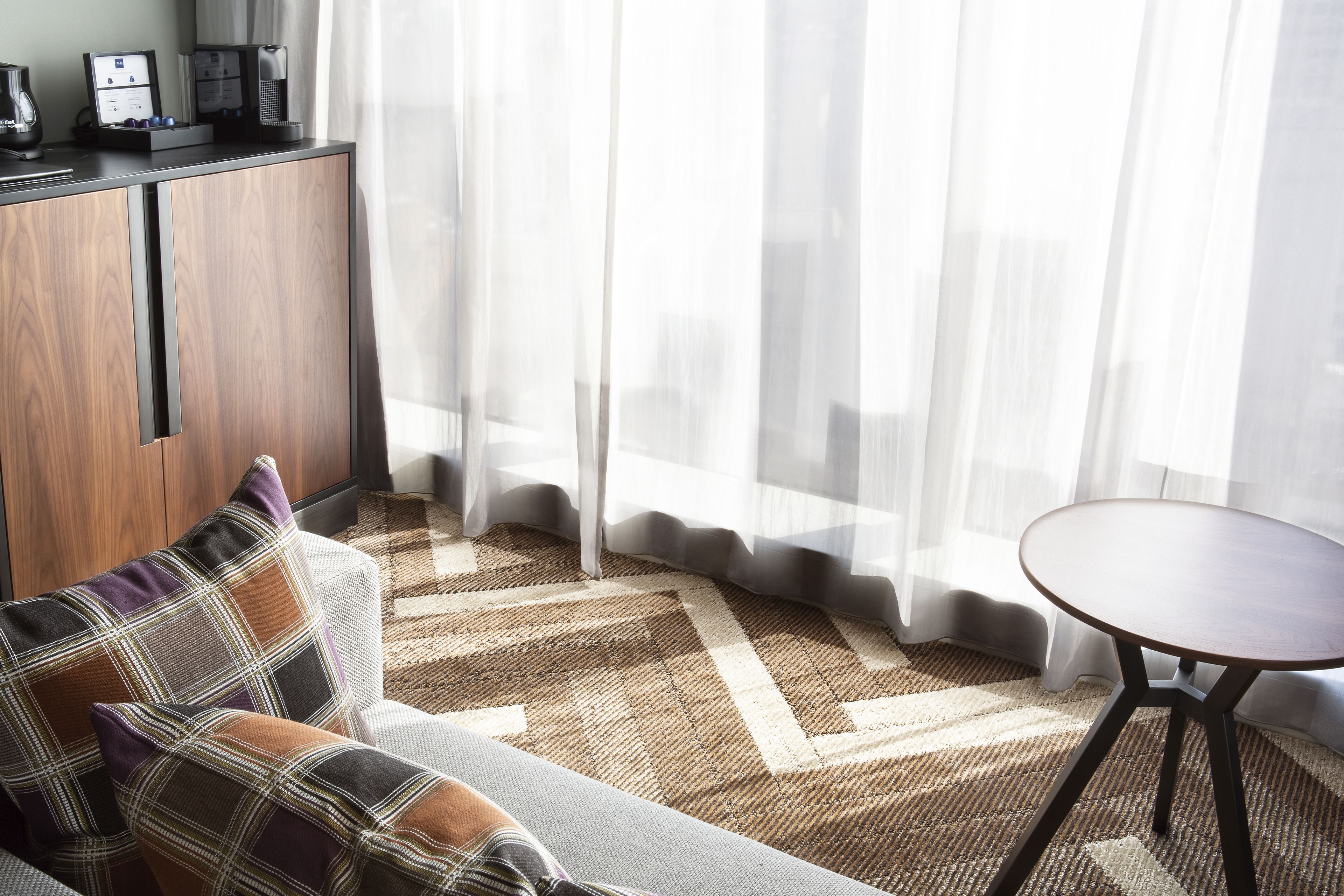 flat-screen tv, pay films