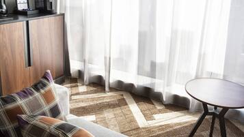 Een flatscreentelevisie en betaalfilms