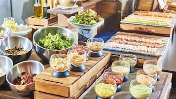 Un bufé con diferentes alimentos y salsas.