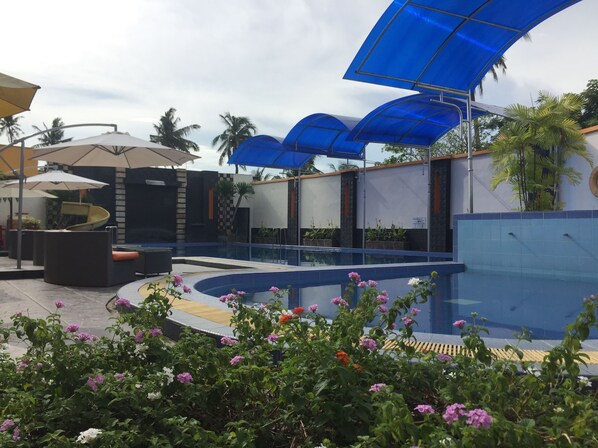 Outdoor pool - Grand Sari Hotel (Padang)