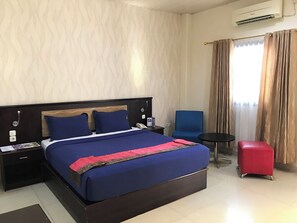 Grand Room, 1 King Bed | Minibar, free WiFi, bed sheets - Grand Sari Hotel (Padang)