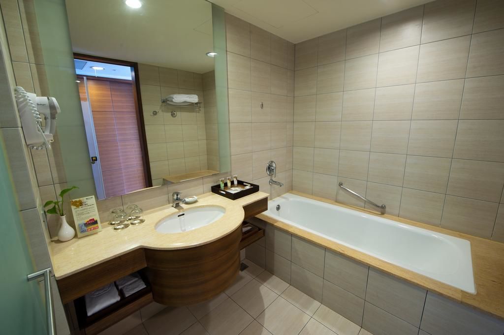 separate bathtub and shower, rainfall showerhead, hair dryer, slippers