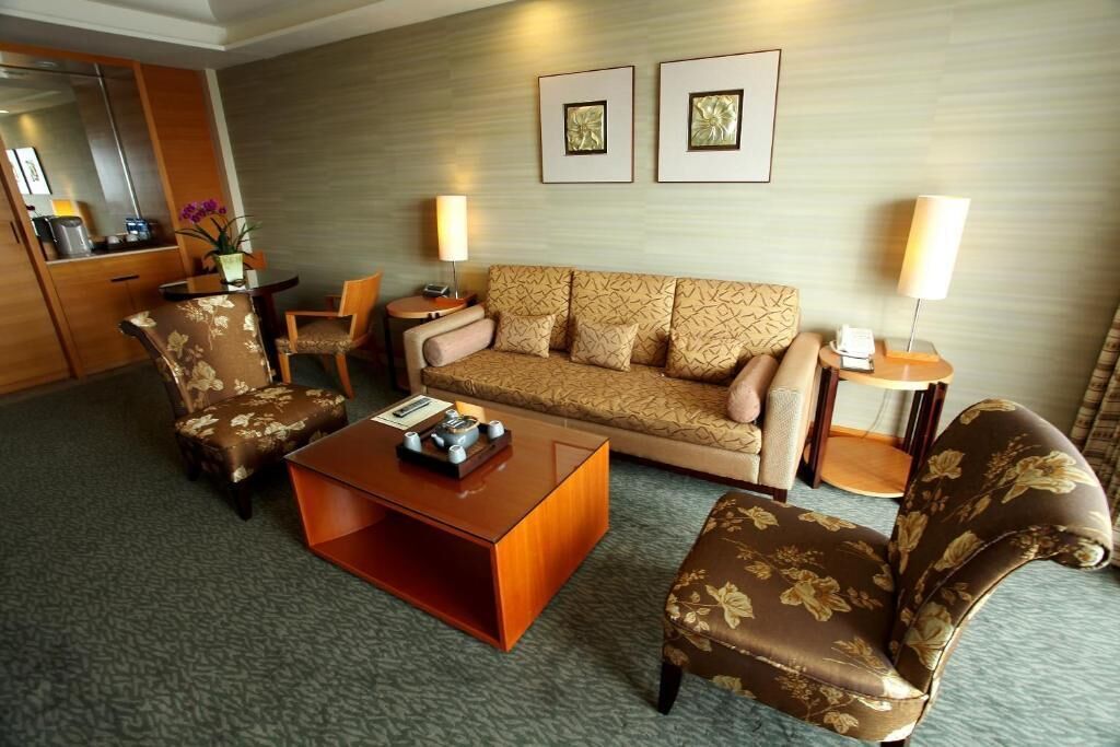 premium suite | living area | flat-screen tv