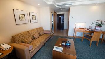 Business Suite | Living area | Flat-screen TV