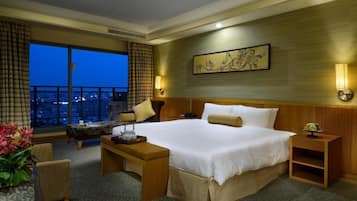 Premium Suite | 1 bedroom, in-room safe, desk, laptop workspace