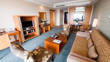 Premium Suite | In-room safe, desk, laptop workspace, blackout drapes
