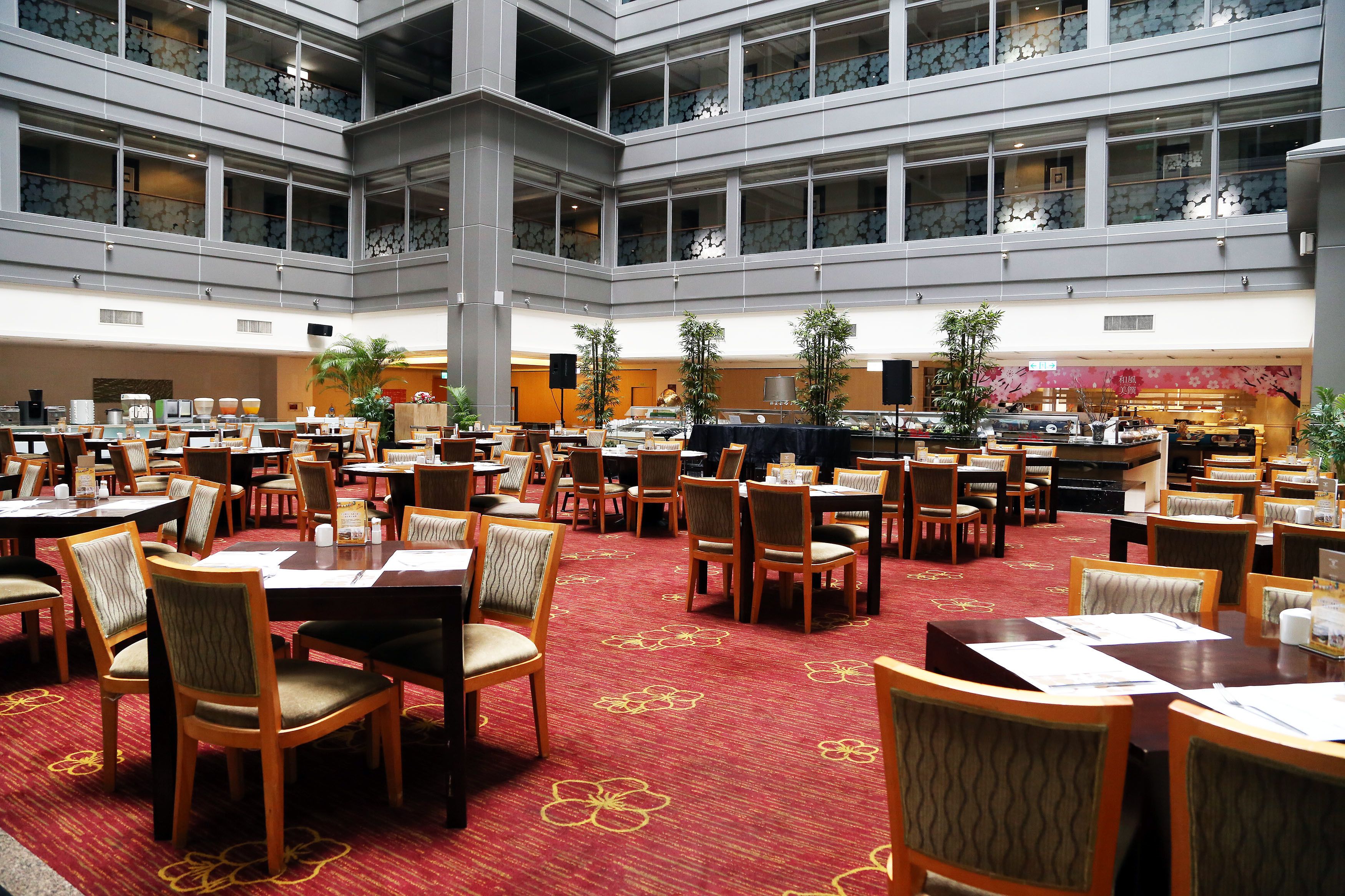 daily buffet breakfast (twd 528 per person)